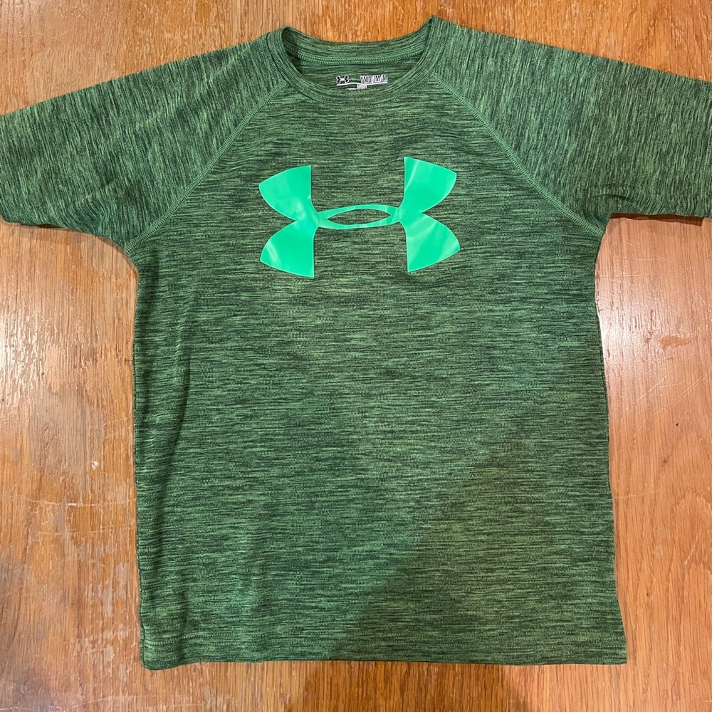 Boys Under Armour t-shirt size medium
